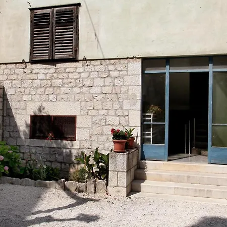 Ana Apartment *
